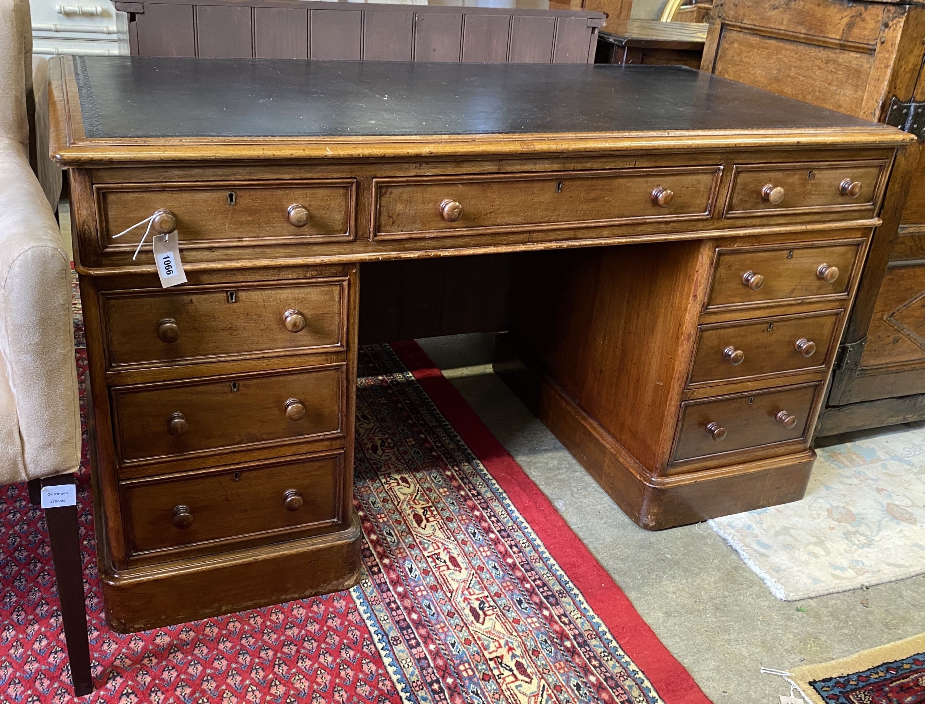 A Victorian mahogany pedestal desk, fitted with nine small drawers, length 138cm, depth 68cm, height 77cm